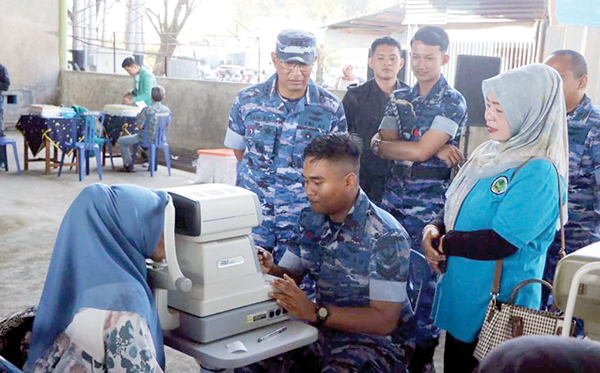 PEMERIKSAAN MATA— Komandan Lanud Sutan Sjahrir Kolonel Nav Sani Salman Nuryadin, menyaksikan kegiatan bakti sosial pemeriksaan kesehatan mata dan pembagian 1000 kacamata gratis kepada masyarakat, dalam rangka Hari Bakti ke 77 TNI Angkatan Udara tahun 2024, di Lanud Sutan Sjahrir, Senin (22/7).