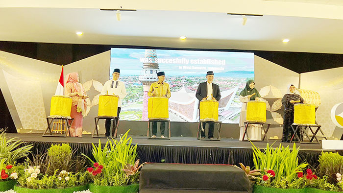 PUKUL GENDANG— Menparekraf, Sandiaga Uno, Gubernur Sumbar Mahyeldi Ansharullah, (tengah), Ketua TP PKK Sumbar Harneli Mahyeldi dan Kepala Dinas Pariwisata Sumbar Luhur Budianda memukul gendang tanda pembukaan Road to WIES 2025 di Masjid Raya Syekh Ahmad Khatib Al Minangkabawi Sumbar, Minggu (7/7).