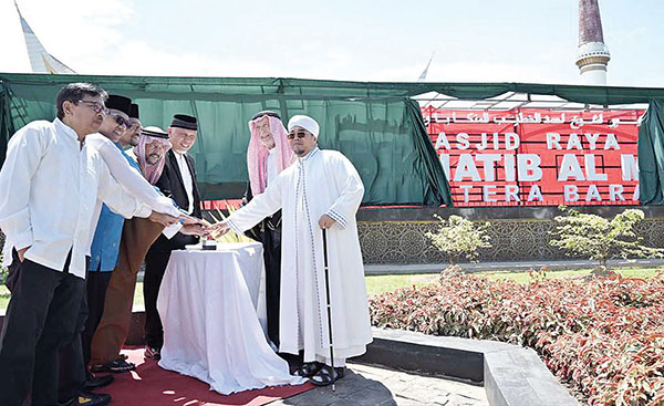 PEMBUKAAN selubung relief nama Masjid Raya Syekh Ahmad Khatib Minangkabawi Sumatera Barat oleh Ketua MUI Sumbar, Gusrizal Gazahar, Penggagas Masjid Raya Sumbar, Gamawan Fauzi, Mantan Gubernur Sumbar Irwan Prayitno, Gubernur Sumbar, Mahyeldi Ansharullah dan Perwakilan Keluarga Syekh Ahmad Khatib Al Minangkabawi Prof Dr H M Fida Bahjat.