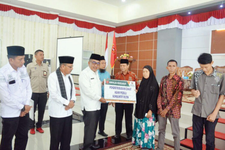 TERIMA BANTUAN— Sebanyak 244 penerima zakat (mustahik) di Kabupaten Agam menerima bantuan biaya pendidikan dan kesehatan dari Pemkab Agam, Rabu (3/7).\