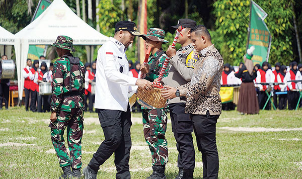 SIMBOLIS— Wagub Audy Joinaldy secara simbolis serahkan peralatan untuk pelaksanaan TMMD.