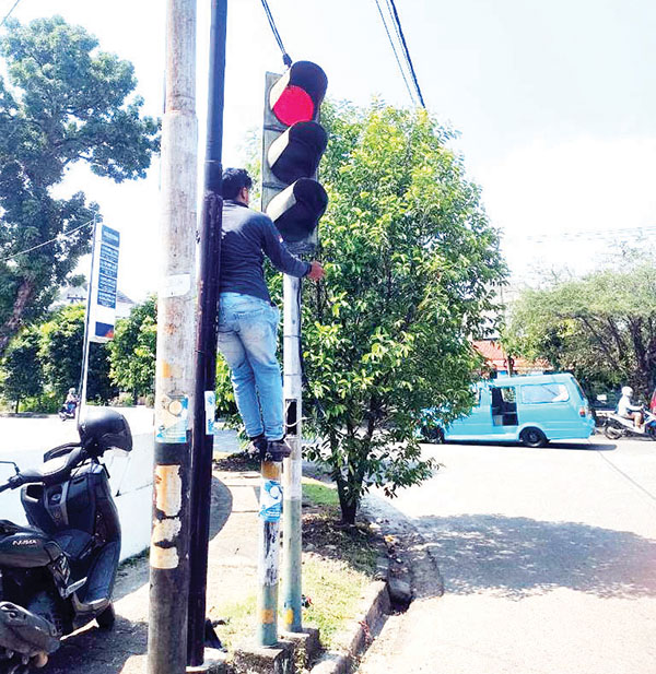 PERBAIKAN APILL— Petugas Dishub Kota Padang melakukan pemeliharaan lampu lalu lintas (APILL) atau traffic light di beberapa ruas jalan utama Kota Padang.