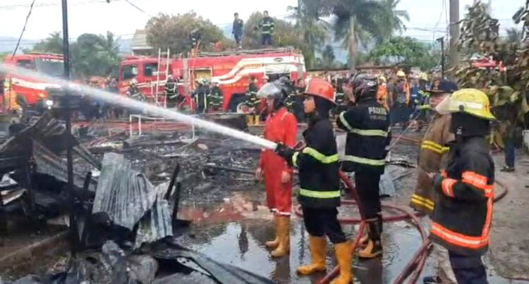 PEMADAMAN— Petugas Damkar Kota Padang memadamkan api yang membakar warung makan milik warga di jalan raya Indarung, RT 001 RW 003, Kelurahan Tanah Sirah, Kecamatan Lubuk Begalung pada Minggu (21/7) sore.