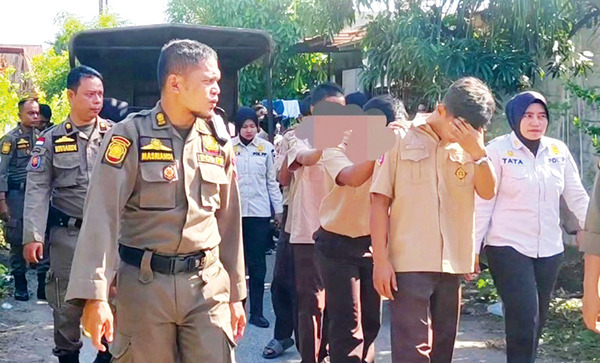 KELUYURAN DI JAM SEKOLAH— Belasan pelajar SMA dan SMP terjaring razia petugas Satpol PP di sejumlah kawasan saat jam pelajaran sekolah masih berlangsung, Kamis (26/7). Pelajar dibawa ke Mako Satpol PP dan diberi hukuman serta edukasi.