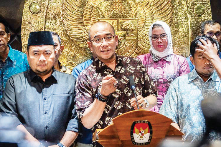 KETERANGAN PERS— Ketua KPU Hasyim Asy?ari (tengah) didampingi Komisioner KPU Idham Holik (depan, kanan) dan Mohammad Afifuddin (depan, kiri) memberikan keterangan pers terkait putusan DKPP yang menjatuhkan sanksi pemberhentian tetap di Gedung KPU, Jakarta (3/7).