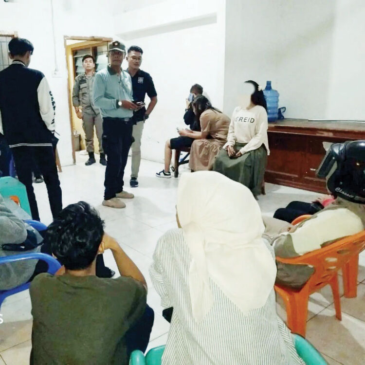 PEMERIKSAAN— Sebanyak 12 muda mudi, termasuk pasangan ilegal yang diamankan di salah satu penginapan di kawasan Pondok, menjalani pemeriksaan di Mako Satpol PP Kota Padang, Minggu (7/7) dinihari WIB.