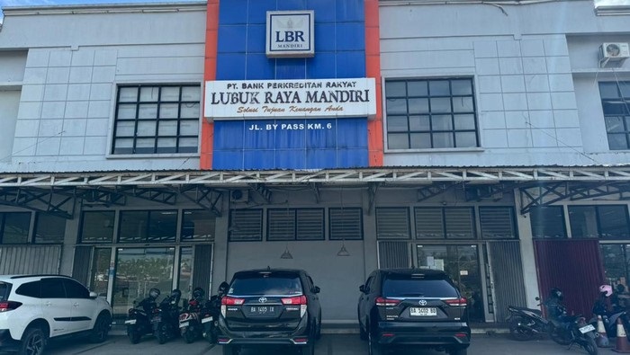 IZIN DICABU-PT BPR Lubuk Raya Mandiri di Padang yang izinnya dicabut OJK.