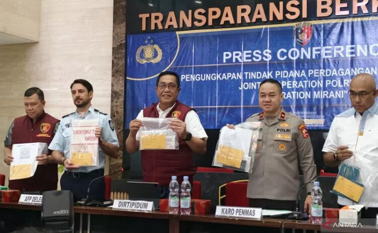 TPPO— Direktur Tindak Pidana Umum (Dirtipidum) Bareskrim Polri Brigjen Pol Djuhandhani Rahardjo Puro (tengah) bersama perwakilan AFP Luke Nasir saat konferensi pers kasus TPPO.