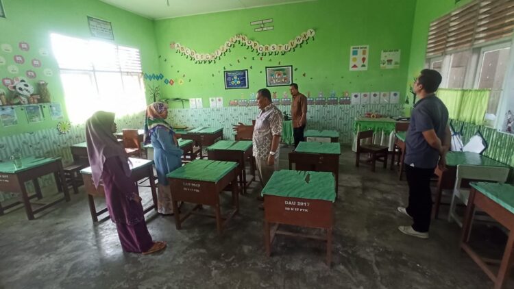 MONITORING— Kepala Dinas Pendidikan Dasril saat monitoring ke seloah sekolah saat PPDB.