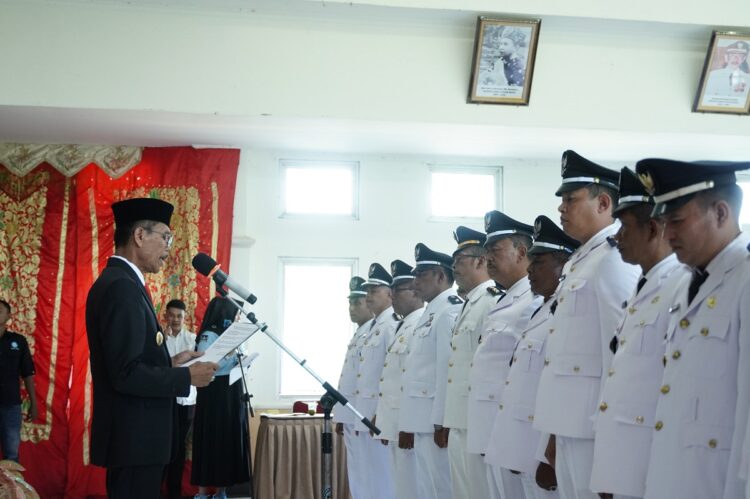 PENGUKUHAN— Bupati Limapuluh Kota Safaruddin kukuhkan perpanjangan masa jabatan Wali Nagari.