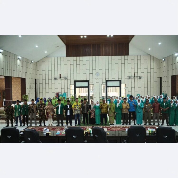 FOTO BERSAMA— Jajaran Pemerintah Kabupaten Solok Selatan usai menghadiri Pelantikan Pengurus Cabang Fatayat Nahdatul Ulama (NU) Kabupaten Solok Selatan foto bersama.