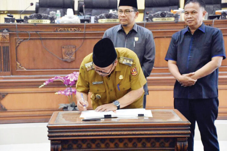 TANDATANGAN— Penandatanganan Nota Kesepakatan KUA- PPAS APBD TA 2025 yang dilakukan Bupati Agam, Andri Warman, dan Ketua DPRD Agam Novi Irwan dalam rapat paripurna, Selasa (23/7).