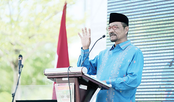 SAMBUTAN— Mantan Gubernur Sumbar Gamawan Fauzi memberi sambutan saat peresmian nama Masjid Raya Syekh Ahmad Khatib Al Minangkabawi, Minggu (7/7).