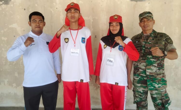 DAMPINGI—Dua Orang Pelajar Kota Sawahlunto terpilih jadi Paskibraka didampingiK ordinator Pelatih Diklat Pelda TNI AD Zulkarnaini.