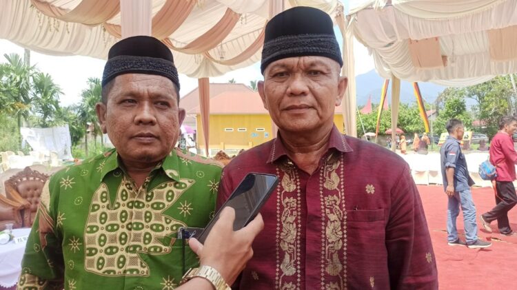 WAWANCARA— Aswan Dt. Simarajo Nan Runciang, saat diwawancara wartawan terkait Bakal Calon Wali Kota Payakumbuh pada Pilkada mendatang.