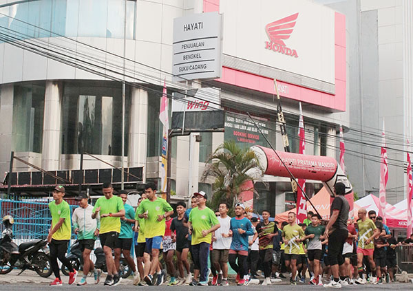 FUN RUN— Memperingati ulang tahunnya yang ke-54, Honda Hayati menggelar aktifitas Fun Run 2024 dengan mengajak karyawan, konsumen setia Honda serta komunitas lari di Kota Padang, Minggu (14/7).