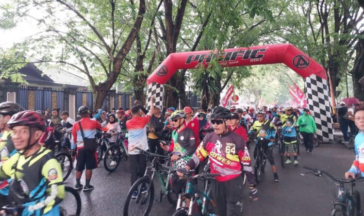 GOWES ADVENTURE— Puluhan ribu goweser ikut saat Gowes Siti Nurbaya yang digelar Maret 2024 lalu. Pemko Padang menargetkan sebanyak 22 ribur goweser akan ikut dalam Gowes Adventure memeriahkan HUT Kota Padang ke-355.