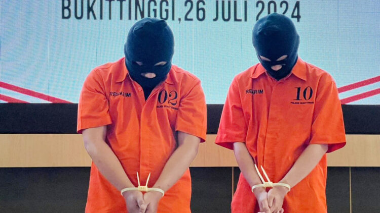 GURU CABUL— Dua oknum guru Ponpes MTI Candung yang ditetapkan sebagai tersangka kasus pelecehan seksual dan cabul terhadap
puluhan santri.