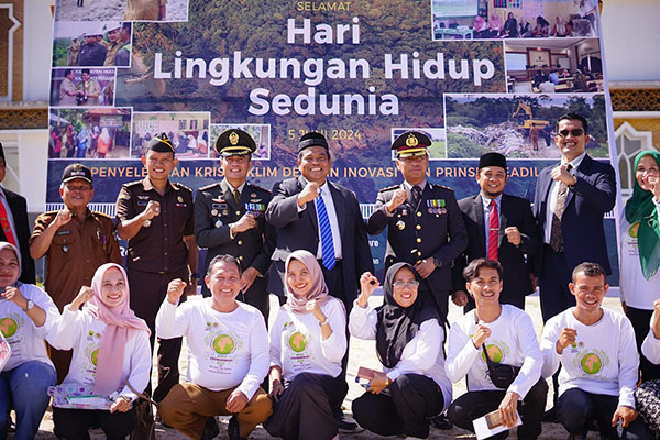 PERINGATAN HARI LINGKUNGAN HIDUP— Bupati Padangpariaman Suhatri Bur bersama jajaran Forkopimda, berfoto bersama usai tanam pohon ketapang pada peringatan Hari Ulang Tahun (HUT) Bhayangkara ke-78 dan peringatan Hari Lingkungan Hidup Sedunia, di IKK.