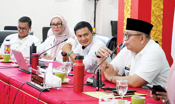 RAPAT HUT KE-355— Penjabat (Pj) Wali Kota Padang Andree Algamar bersama Pj Sekda Yosefriawan dan kepala OPD, memimpin rapat perdana persiapan Hari Ulang Tahun Kota Padang ke-355, di Rumah Dinas Wali Kota Padang, Rabu (3/7).