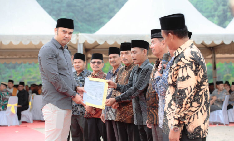 GROUNDBREAKING— Bupati Sijunjung Benny Dwifa bersama tokoh masyarakat Muaro Takuang, Kamang Baru menggelar groundbreaking pembangunan masjid
Agung Baitussalam.