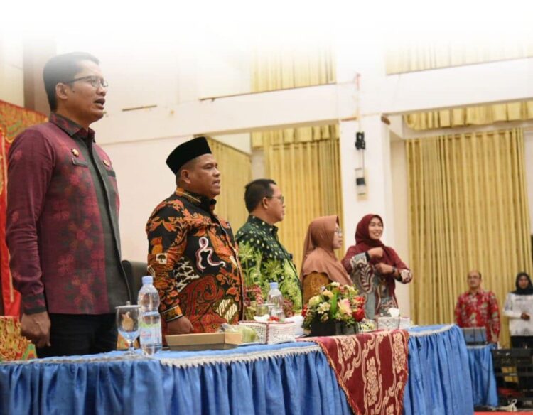 TIM PENILAI— Bupati Padangpariaman Suhatri Bur smenyanyikan lagu kebangsaan Indonesia Raya saat menyambut kedatangan tim evaluator Implementasi SAKIP dari Kementerian PAN dan RB.