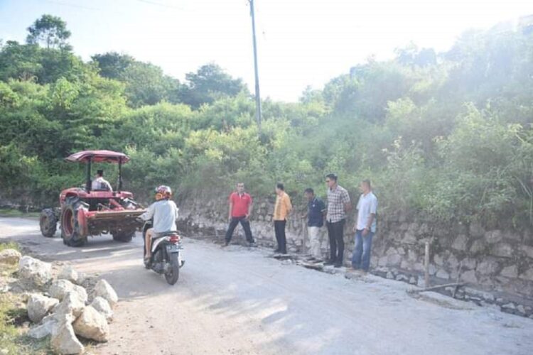Sempat Jadi Buah Bibir Warga, Jalan Desa Santur Akhirnya Diperbaiki 1 TINJAU—Penjabat (Pj) Wali Kota Sawahlunto Fauzan meninjau langsung pengerjaan perbaikan drainase di ruas jalan, pada Jumat (19/7).