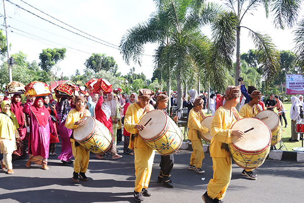 TAMBUA TANSA—  Sebanyak 200 jamba diarak dengan tambua tansa oleh para Bundo Kanduang Kabupaten Agam, sejauh 600 meter dari depan Kantor Bappeda Agam menuju kediaman Bupati Agam.