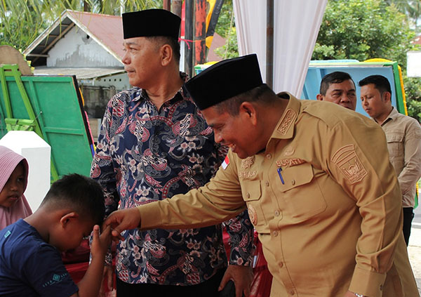 PERINGATAN HAN— Bupati Suhatri Bur salami para generasi muda usai peringatan Hari Anak Nasional.