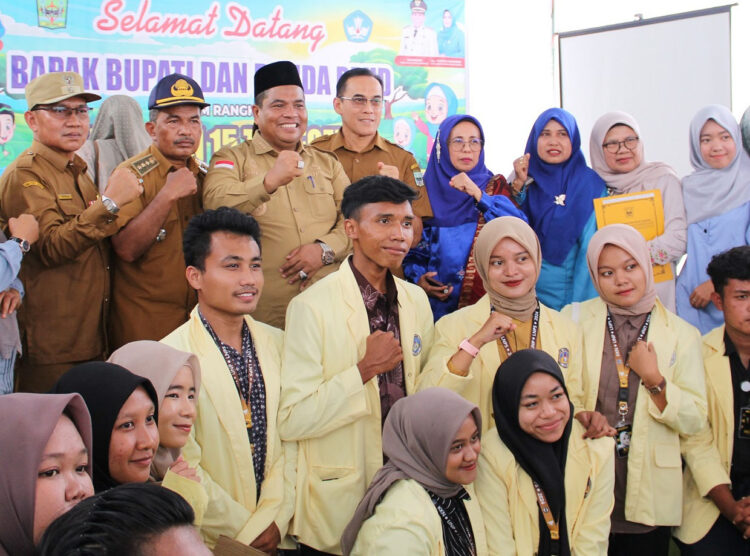 FOTO BERSAMA—Bupati Padangpariaman Suhatr Bur usai berikan masukan pada kegiatan pelatihan penanganan bencana foto bersama dengan peserta.