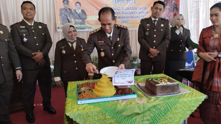 TUMPENG— Kajari Sawahlunto Andarias D'Orney memotong nasi tumpeng untuk merayakan
Hari Bhakti Adyaksa ke 64.