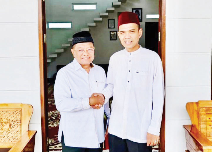 BERTEMU— Calon Wali Kota Payakumbuh periode 2024 -2029, Ir. H. Almaisyar bertemu tokoh nasional Ustaz H Abdul Somad yang akrab disapa UAS, di kediamannya, Rumah Omak, Pekanbaru, Rabu (3/7).