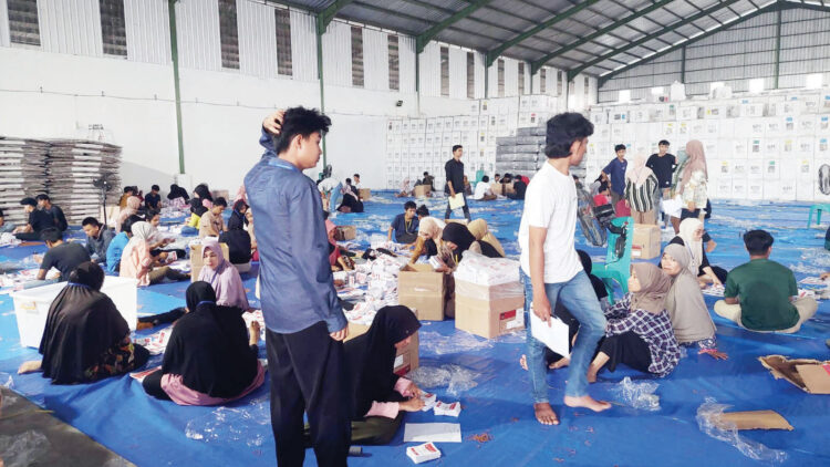 LIPAT SURAT SUARA— KPU Kota Padang kerahkan Sebanyak 250 orang warga untuk menyortir dan melipat ratusan ribu surat suara DPD RI dapil Sumbar, yang akan digunakan untuk PSU pada 13 Juli 2024 mendatang.