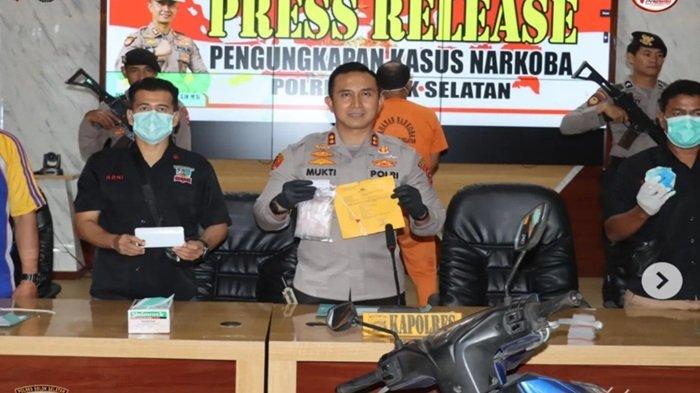 PERLIHATKAN BUKTI— Kapolres Solok Selatan AKBP Arief Mukti memperlihatkan bukti sabu hasil penangkapan pelaku HZ.