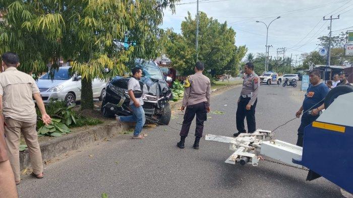 KECELAKAAN— Mobil yang ditumpangi Hendri Septa dan istrinya mengalami kecelakaan tunggal di Jalan Kapalo Koto, Kecamatan Pauh.