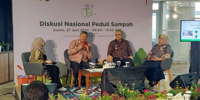 DISKUSI—Wali Kota Solok Zul Elfian saat berbicara terkait pengelolaan sampah dalam diskusi nasional.