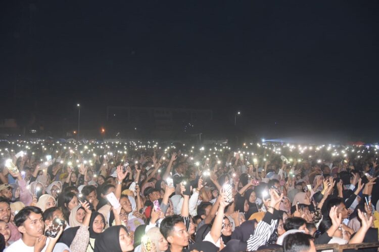 SAKSIKAN KONSER—Puluhan ribu penonton menyaksikan penampilan grup band Kangen Band di Kota Pariaman.