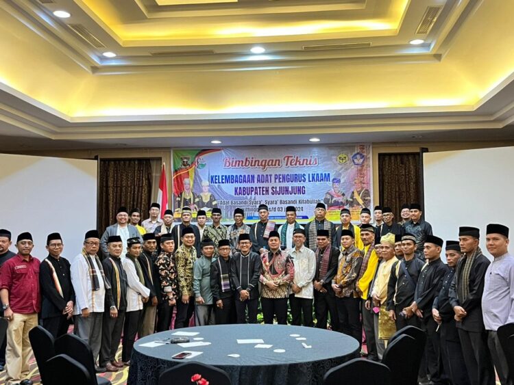 USAI—Wakil Bupati Sijunjung, Iraddatillah usai membuka kegiatan foto bersama dengan peserta Bimtek.