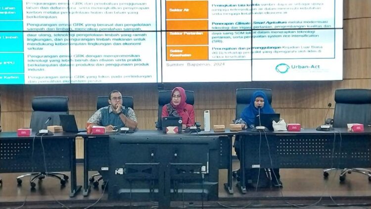 FORUM DISKUSI— Kepala Bappeda Kota Padang, Yenni Yuliza memberikan materi dalam Forum Group Discusion terkait Urban Act Project penjaringan potensi iklim, Rabu (24/7), di Ruang Abu Bakar Jaar.