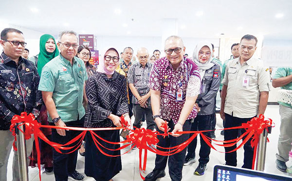 PERESMIAN GERAI PERTANAHAN— Penjabat Wali Kota Padang Andree Algamar bersama Kepala Kanwil BPN Sumbar Sri Puspita Dewi, dan Kepala BPN Kota Padang Alim Bastian, meresmikan gerai unit pelayanan pertanahan di MPP Kota Padang Lantai 4 Plaza Andalas Padang , Kamis (4/7).