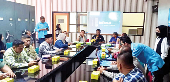 PERSIAPAN GOWES PADANG— Kepala Dispora Kota Padang Afriadi memimpin rapat terakhir persiapan bersama pihak-pihak terkait untuk memastikan perhelatan Gowes Padang Adventure berjalan sesuai rencana, Kamis (25/7).