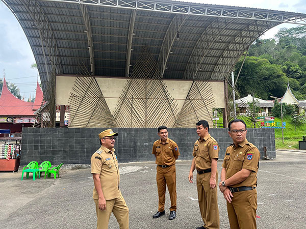 TINJAU LOKASI FESTIVAL— Pj Wali Kota Payakumbuh Suprayitno meninjau lokasi dan persiapan Festival PBF di Ngalau Indah.