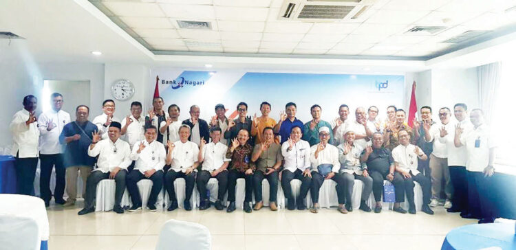 FOTO BERSAMA— Foto bersama jajaran Direksi dan Komisaris Bank Nagari bersama Pimpinan Media di Sumbar usai bersilaturahmi, Jumat (5/7) di Aula Lantai IV Bank Nagari, Jalan Pemuda.