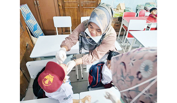 VAKSIN POLIO— Petugas Puskesmas Ambacang, menyasar sejumlah Sekolah Dasar, TK dan PAUD untuk memberikan vaksin polio kepada anak-anak dalam menyukseskan PIN Polio 2024.