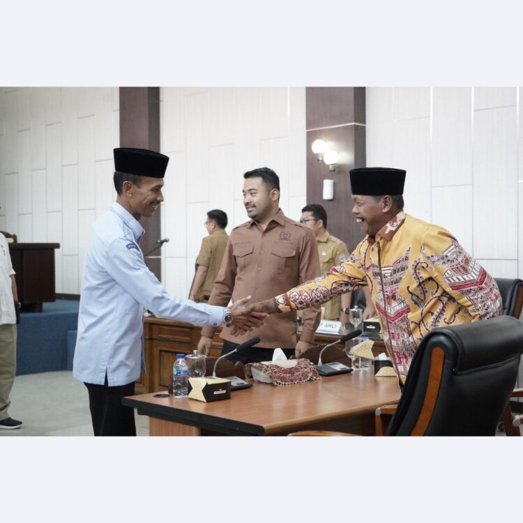 SERAHKAN—Rancangan diserahkan langsung oleh Wakil Bupati Solok Selatan H. Yulian Efi kepada Ketua DPRD Solok Selatan Zigo Rolanda dalam Rapat Paripurna.