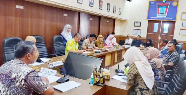 PERSIAPAN HUT— Sekretaris Dinas Perdagangan Junie Nursyamza, memimpin rapat persiapan HUT Kota Padang ke-355, di aula rapat dinas, Kamis (4/7).