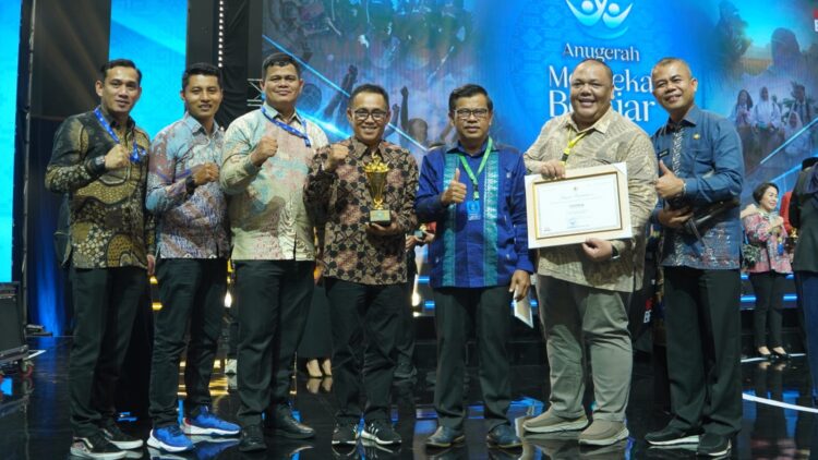 PENGHARGAAN— Pemko Bukittinggi terima penghargaan Anugerah Merdeka Belajar 2024. Penghargaan tersebut, diserahkan kepada Wali Kota, diwakili Sekretaris Daerah, di JCC Plenary Hall-Jakarta Convention Center, DKI Jakarta, Sabtu (6/7).