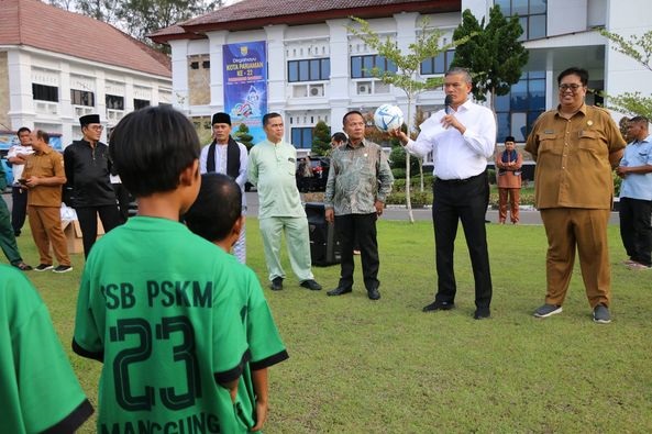 LAUNCHING—Pj Wali Kota Pariaman Roberia launching Liga SSB Meriahkan HUT Kota Pariaman ke-22 tahun 2024.