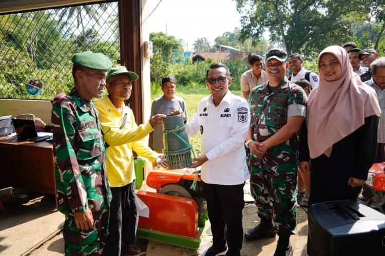 BANTUAN MESIN POMPA AIR— Bupati Tanahdatar Eka Putra serahkan pompa air pada sejumkah kelompok petani.