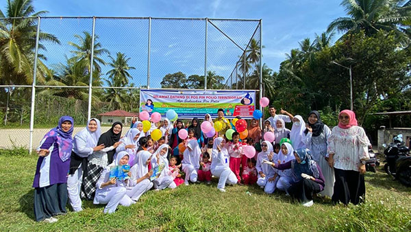 SUKSESKAN PIN POLIO— Kepala Bidang Kesehatan Masyarakat (Kabid Kesmas) Dinas Kesehatan Kota Pariaman, Susrikawati foto bersama usai kegiatan PIN Polio.